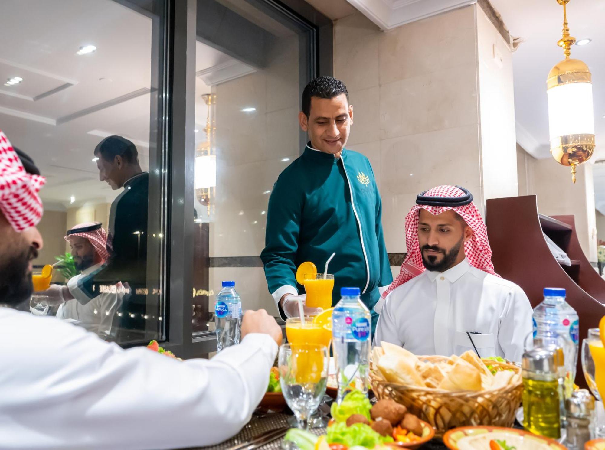 Hotel Shaza Regency Plaza Al Madinah à Médine Extérieur photo A waiter serving guests at a restaurant in Riyadh, Saudi Arabia