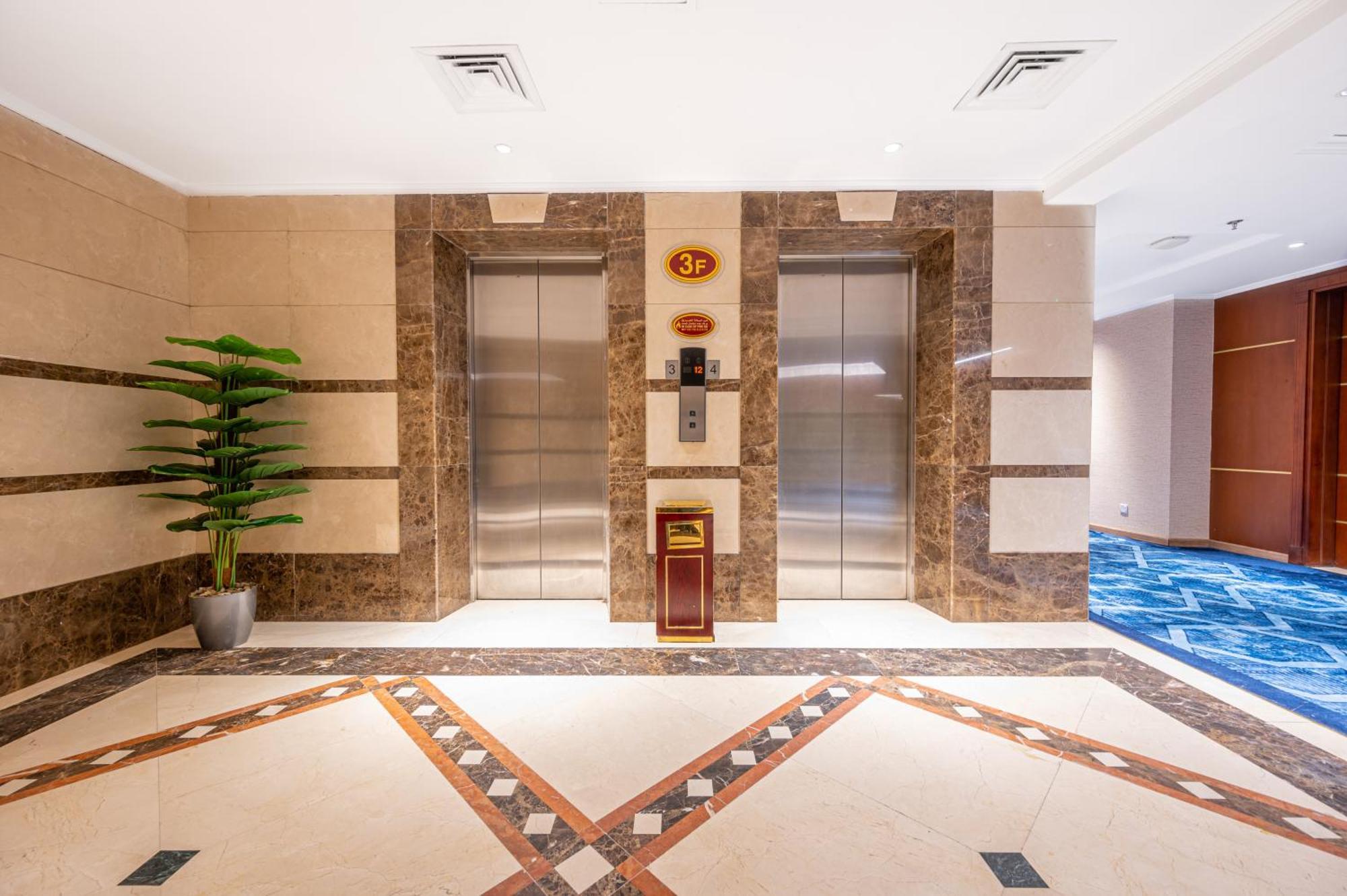 Hotel Shaza Regency Plaza Al Madinah à Médine Extérieur photo Elevators at the hotel